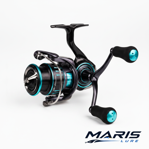 Daiwa Emeraldas Air 2025 – White Background with Maris Lure Logo